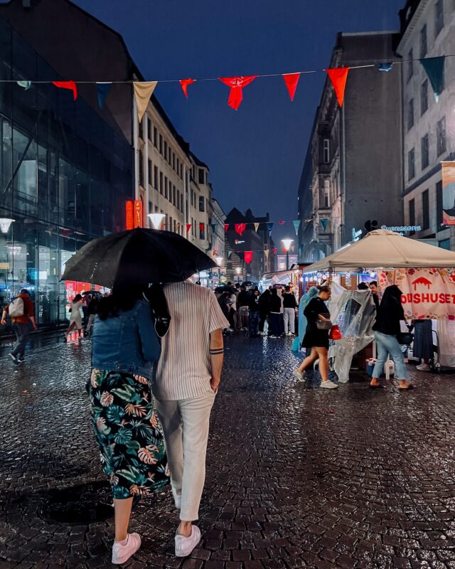 Ett par under paraply på Malmöfestivalen 2024