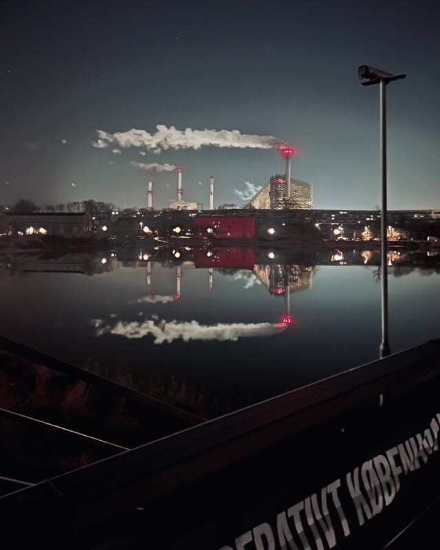 Moln reflekteras i sjö. Fotograferad i Köpenhamn 2025. Kväll.